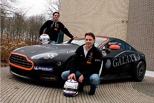 IJzersterke line-up Rhesus racing in de 'James Bond 007' Aston Martin
